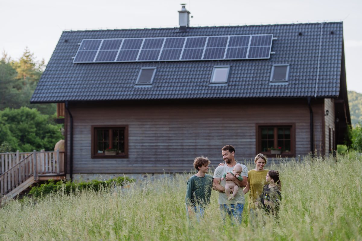 Casa con impianto fotovoltaico sul tetto