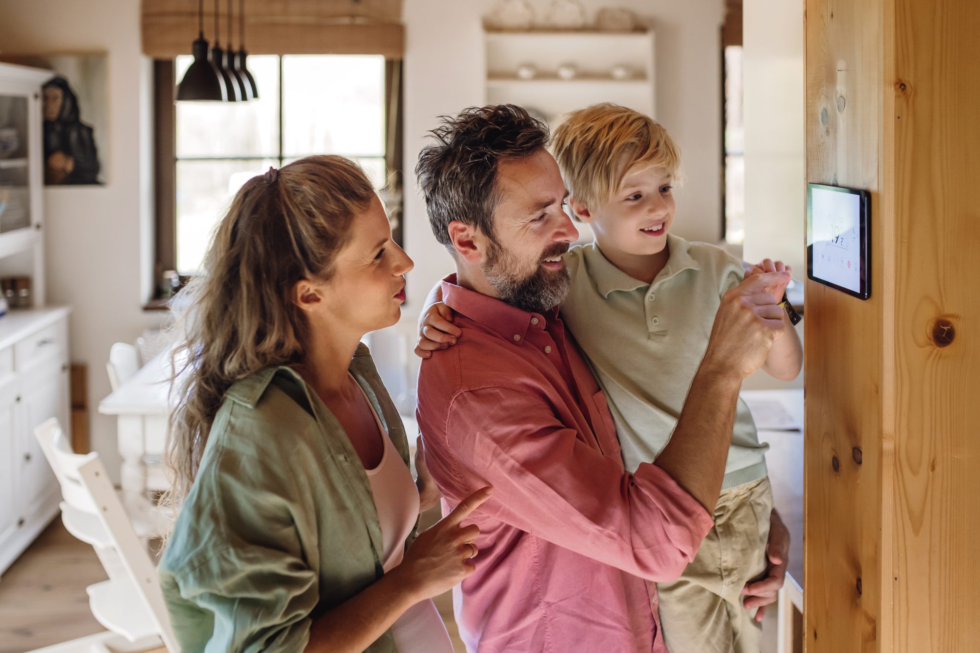 Famiglia che controlla la propria smart home